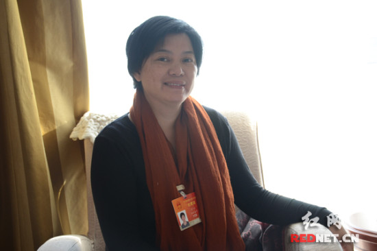 全國(guó)人大代表黃小玲:做大“瓷”放“小炮”(圖)